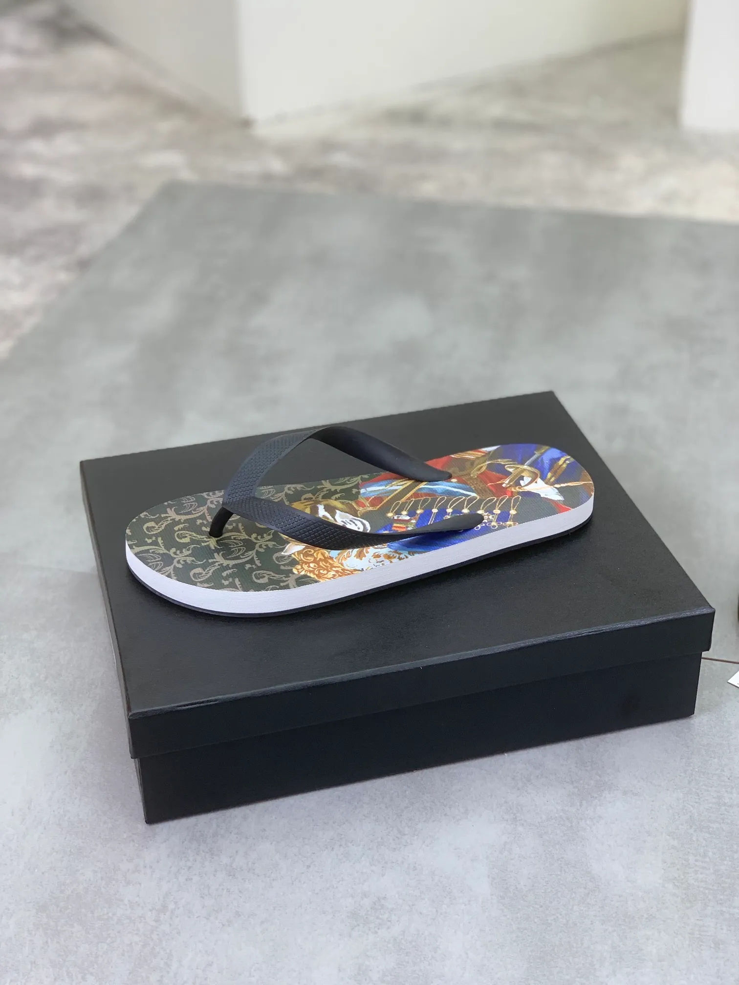 Men's Men's Shoes💰P220💰[New Style]🆘[DG]Official Website Couple🧑‍🤝‍🧑Hot-selling Dolce & Gabbana Men's Flip-Flops are on sale at the counter simultaneously! Original fabric imported from Italy. Original bottom provided by the original factory. Size: Adult 36-45. Children’s size: 30-37. Multiple colors available.